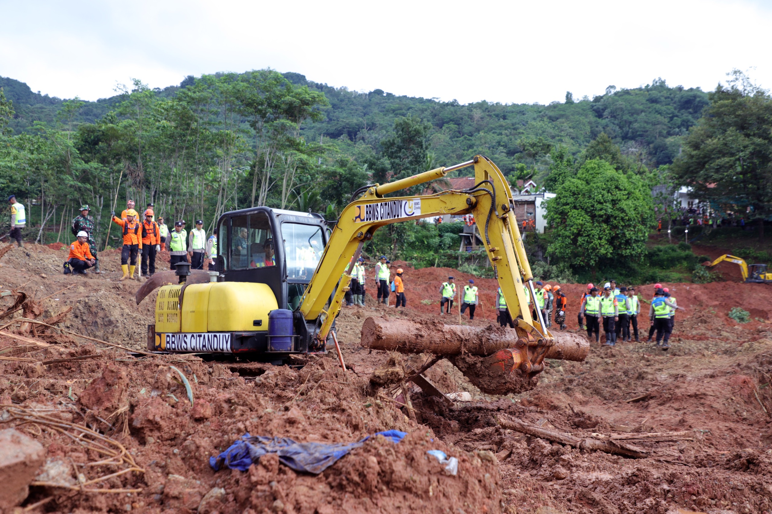 11 Jenazah Korban Longsor Cilacap Ditemukan, Tim SAR Kerahkan Anjing Pelacak