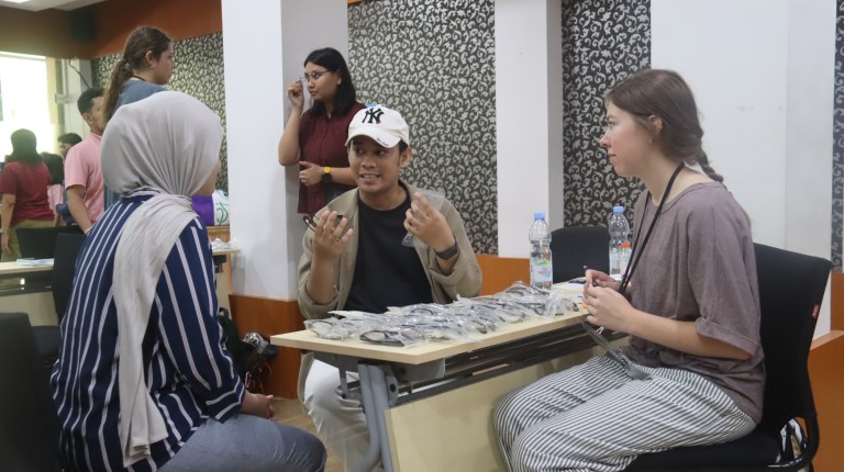 Peduli Kesehatan Mata Mahasiswa, LPMI dan PUK UB Bagikan 220 Kacamata Gratis