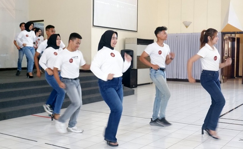 Agar Tidak Over di Panggung, Para Finalis Duta Kampus 2024 ITN Malang Dilatih Tampil di Catwalk