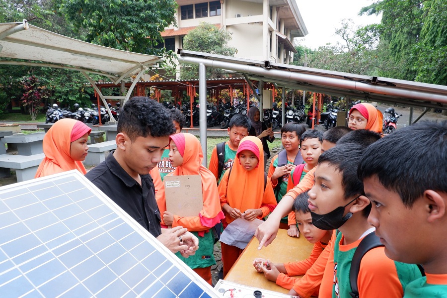 Siswa SDI Surya Buana Malang Belajar tentang Tenaga Surya di Kampus ITN Malang