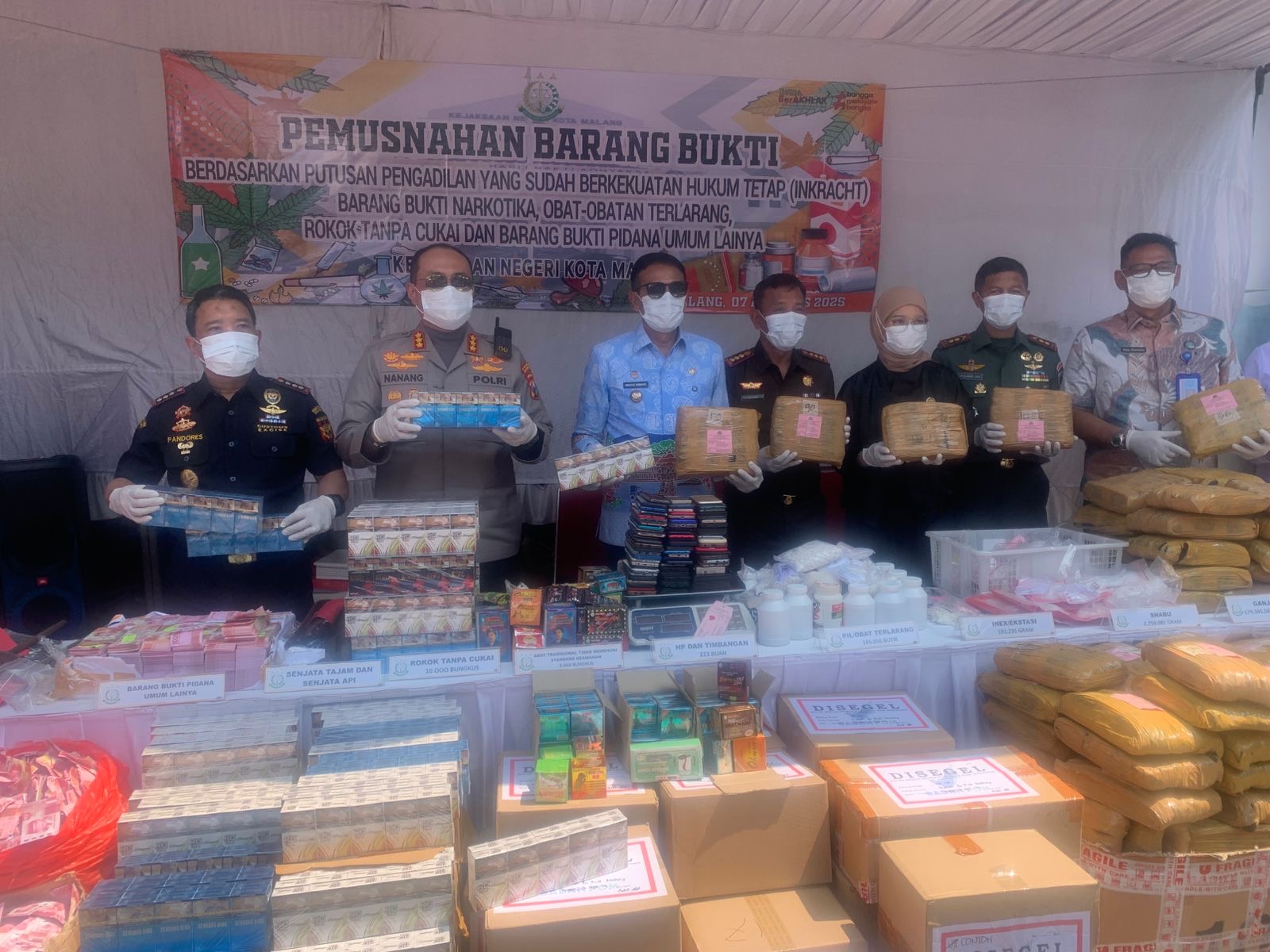 Kejari dan Pemkot Malang Musnahkan Barang Bukti Ganja dan Rokok Ilegal Bernilai Miliaran