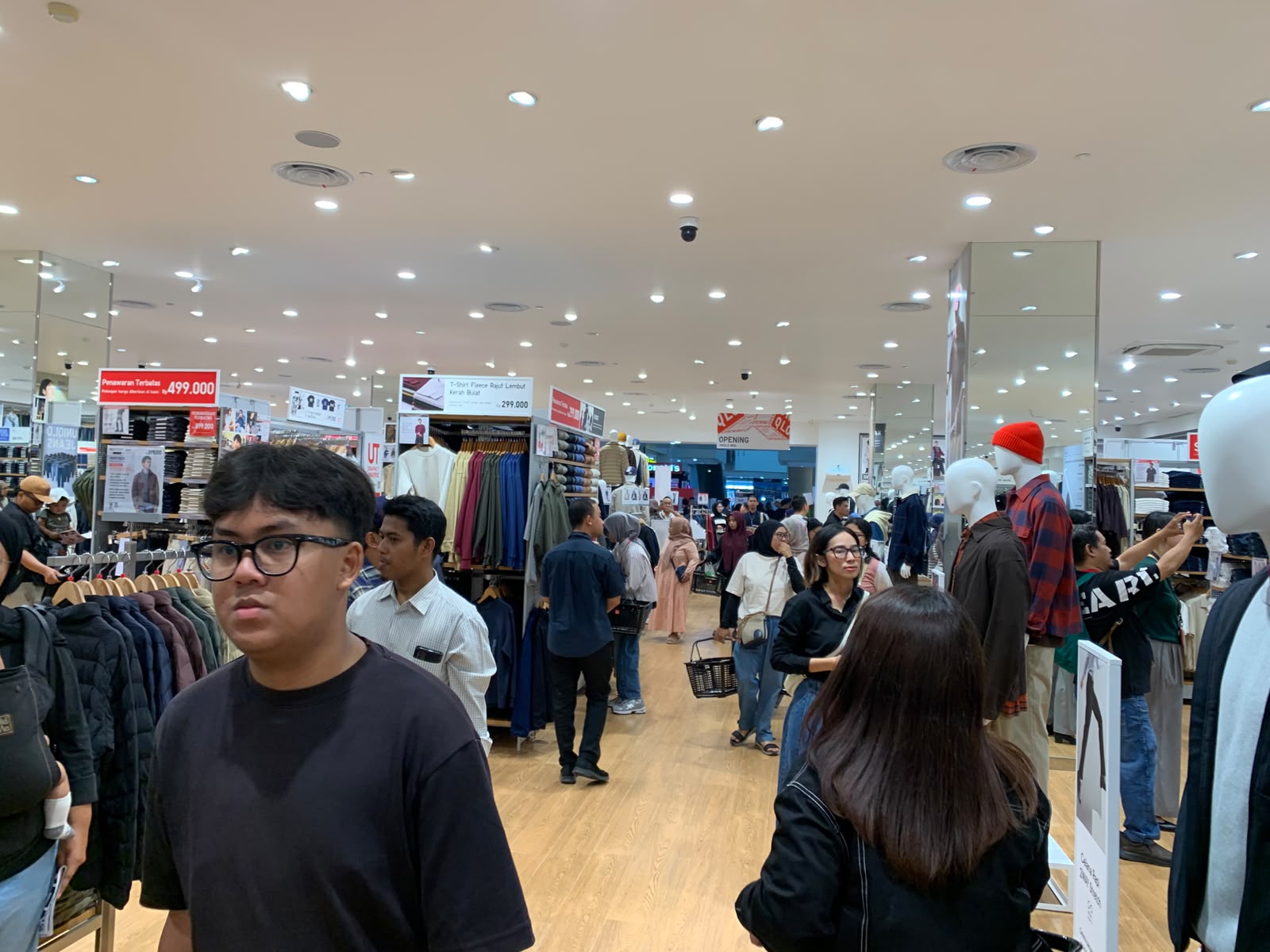 UNIQLO Resmi Buka Toko Pertama di Malang, Pengunjung Antre dan Berburu Promo