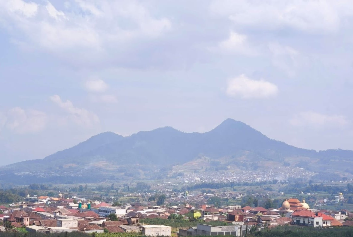Prakiraan Cuaca Malang Raya: Dari Suhu Dingin 'Bediding' Hingga Gelombang Selatan