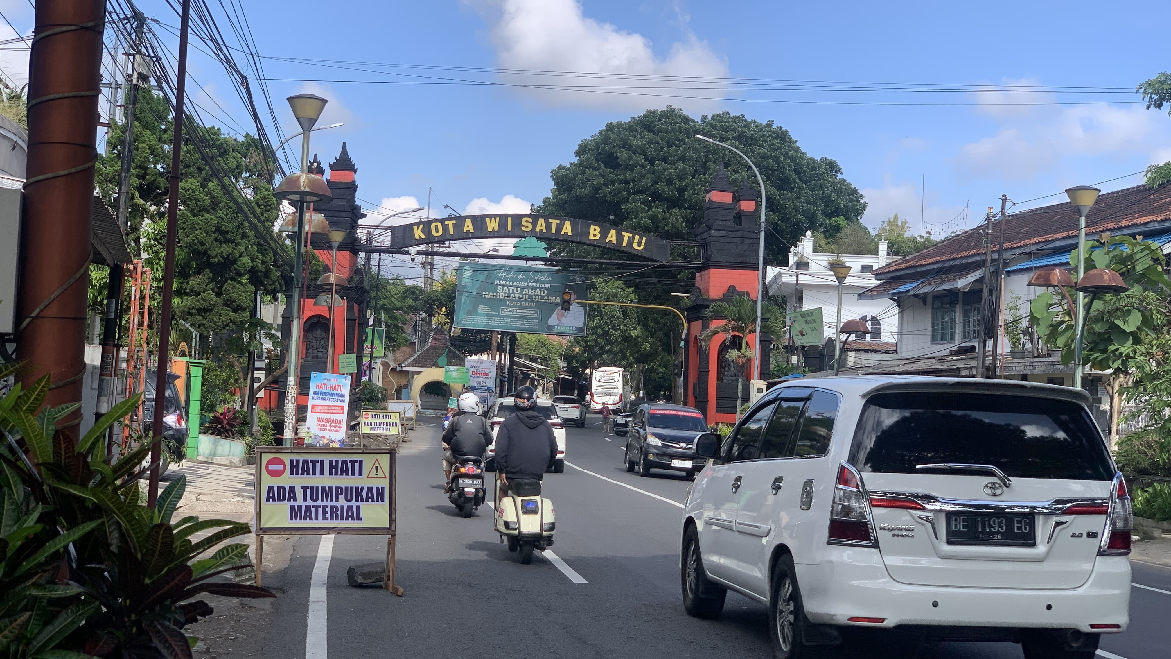 Tumpukan Materlal di Bahu Jalan Raya Dadaprejo Kota Batu, Kurangi Kecepatan! 