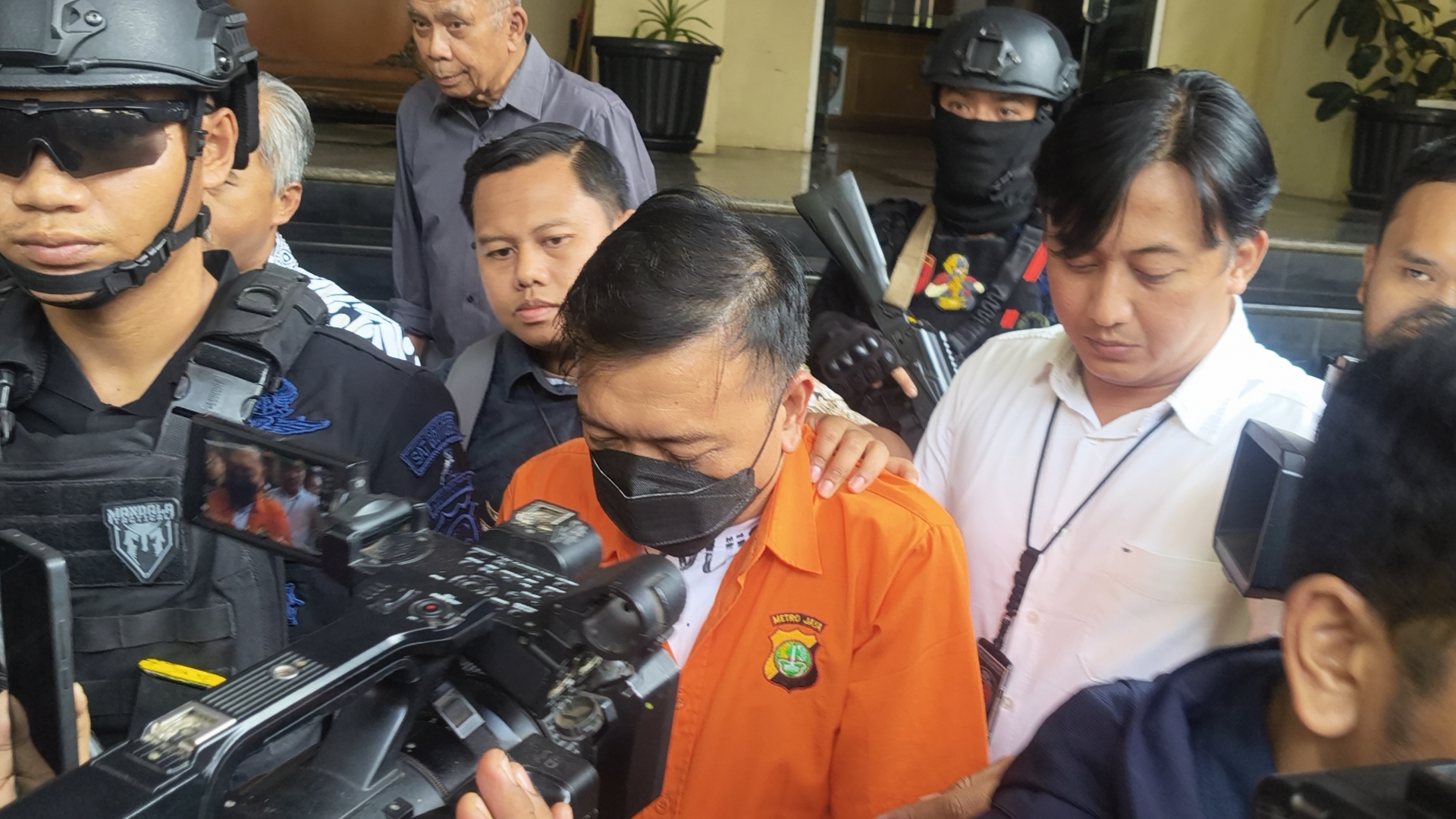 Don Ritto Resmi Diserahkan ke Kejagung, Tampil Berbaju Oranye dan Diborgol