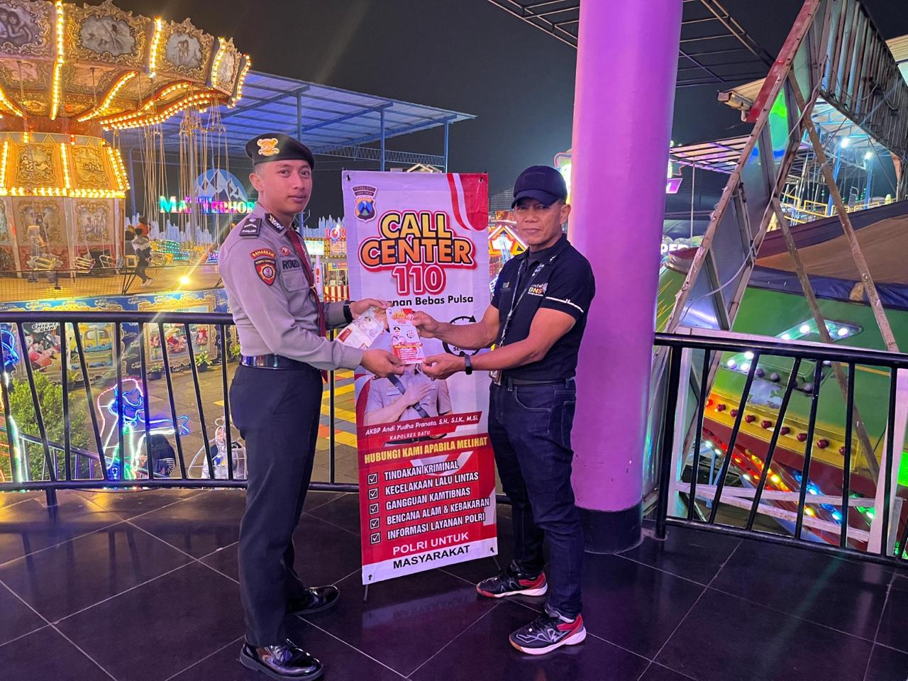 Polres Batu Gencarkan Sosialisasi Layanan Darurat 110 Lewat Pemasangan Stiker di Lokasi Strategis