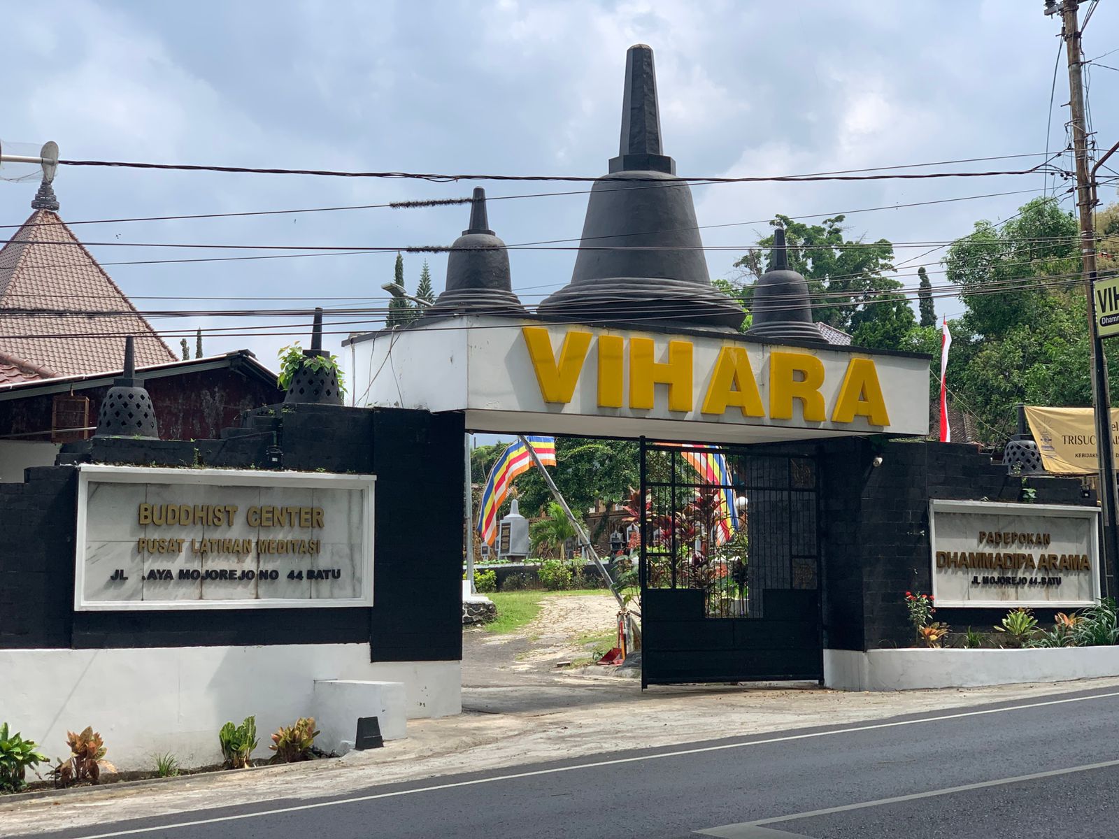 Perayaan Waisak 2025 di Vihara Dhammadipa Arama Batu, Juga Ada Agenda Berbagi Berkah kepada Warga Sekitar