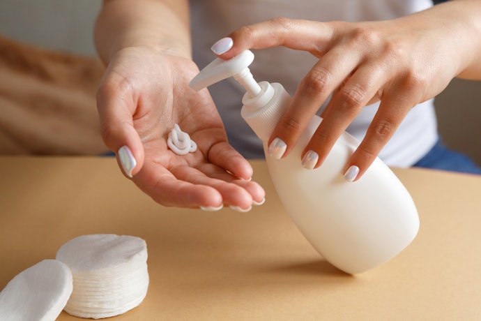 9 Body Serum Lokal yang Bikin Kulit Glowing Auto Licin, No Mahal-mahal Club!