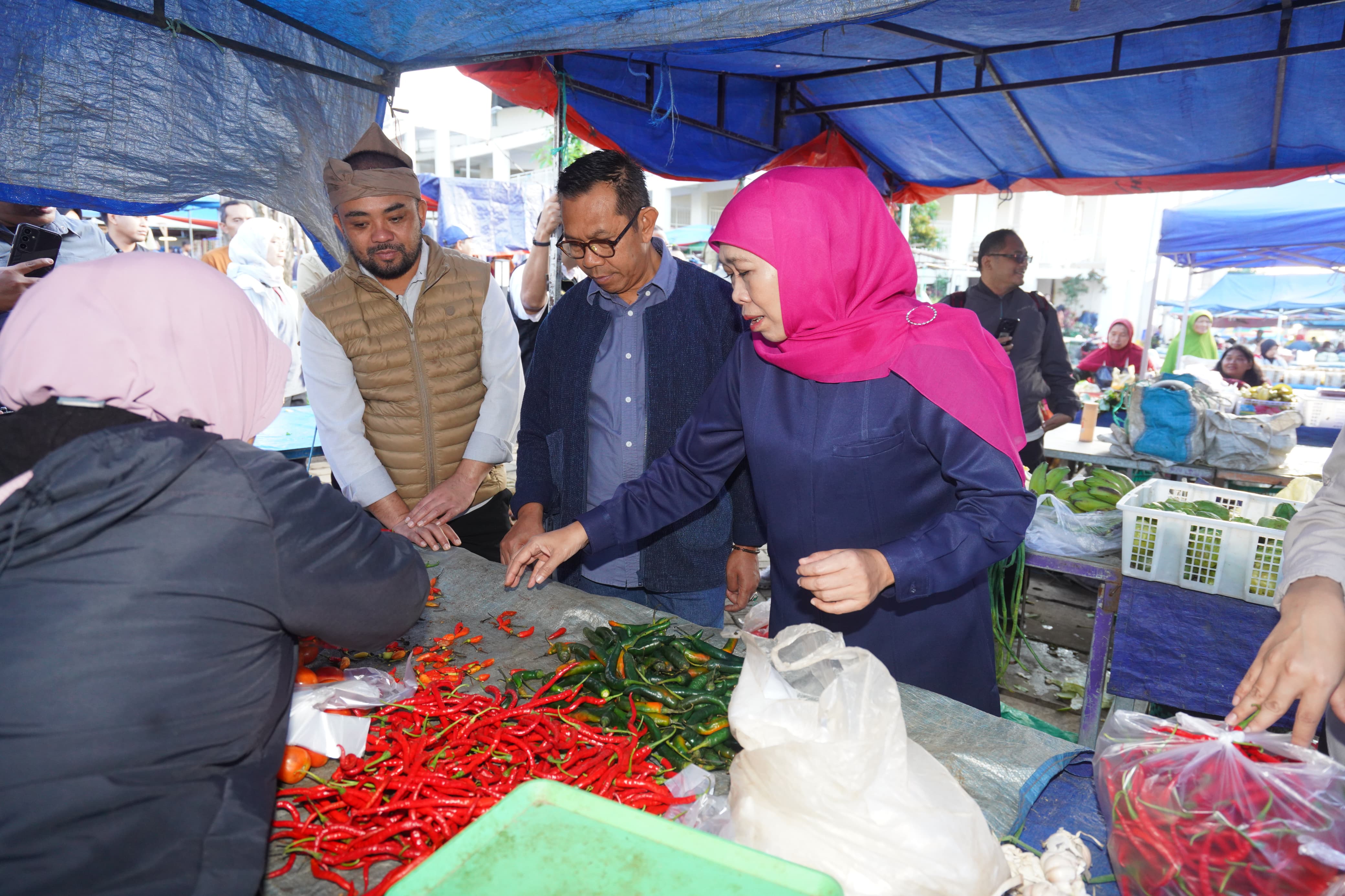 Gubernur Jatim Tinjau Pasar Among Tani Batu. Cek Ketersediaan dan Harga Sembako