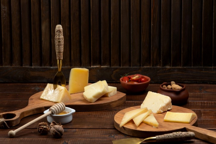 Perbedaan Mozzarella, Cheddar, dan Parmesan: Tiga Keju Populer yang Wajib Diketahui