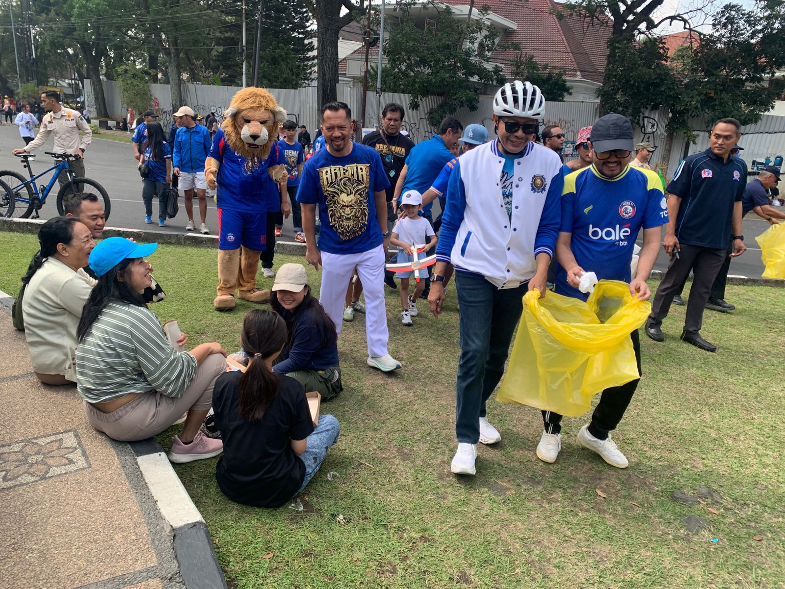 Aremania Utas Bersih-Bersih CFD untuk Peringati HUT ke-38 Arema