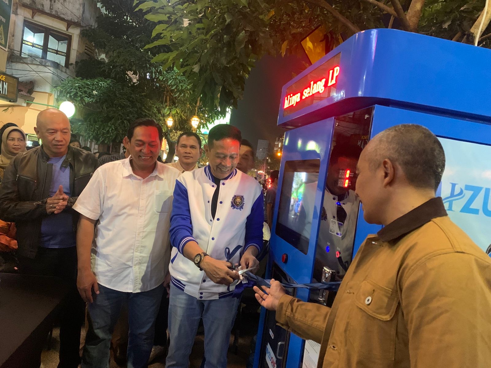 Air Gratis di Kayutangan Heritage! Warga Antusias Isi Ulang di Anjungan Air Siap Minum 