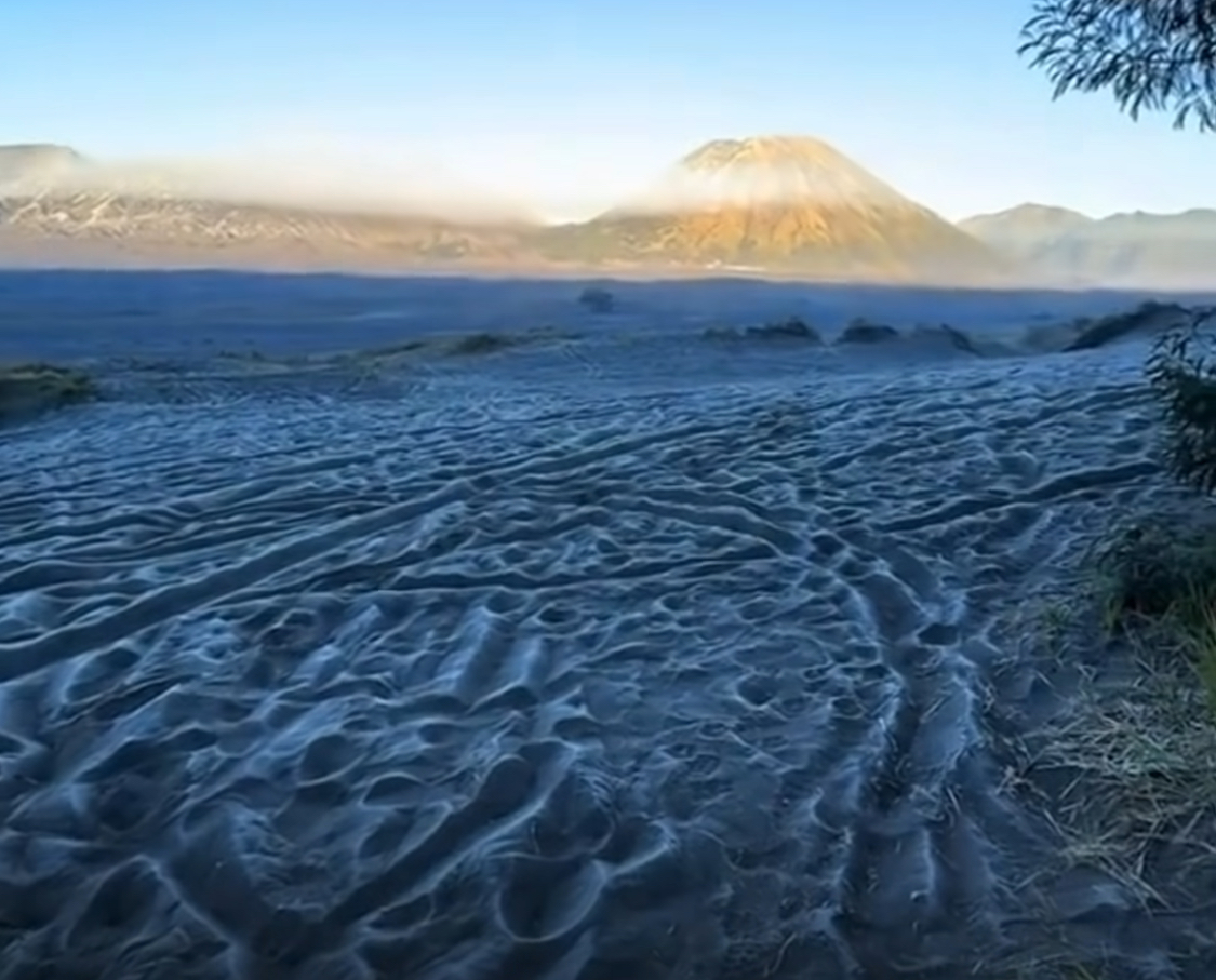 Bromo Diselimuti Embun Beku, Suhu Dini Hari Turun hingga di Bawah 5 Derajat Celsius