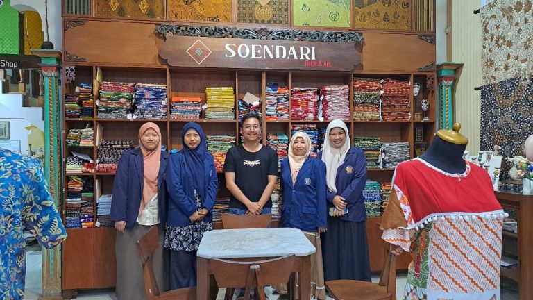 Polinema Dorong UMKM Batik Malang Go Digital, Batik Soendari Kini Punya Website Mockup 3D