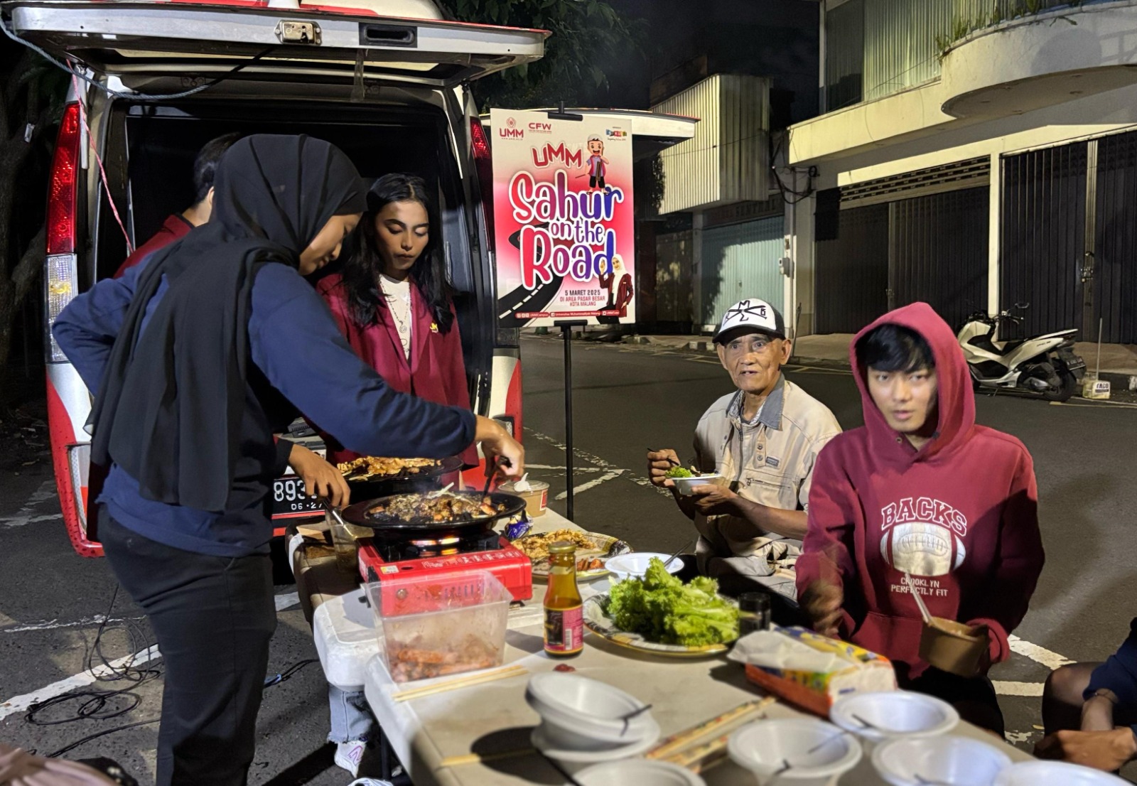 UMM Ajak Ojol dan Tukang Becak Sahur on The Road dengan Menu ala Basbeque 