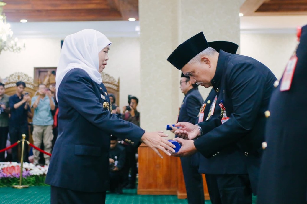 Khofifah Lantik Enam Pejabat Pemprov Jatim, Kadis ESDM Berganti dan Transformasi Digital Dipercepat