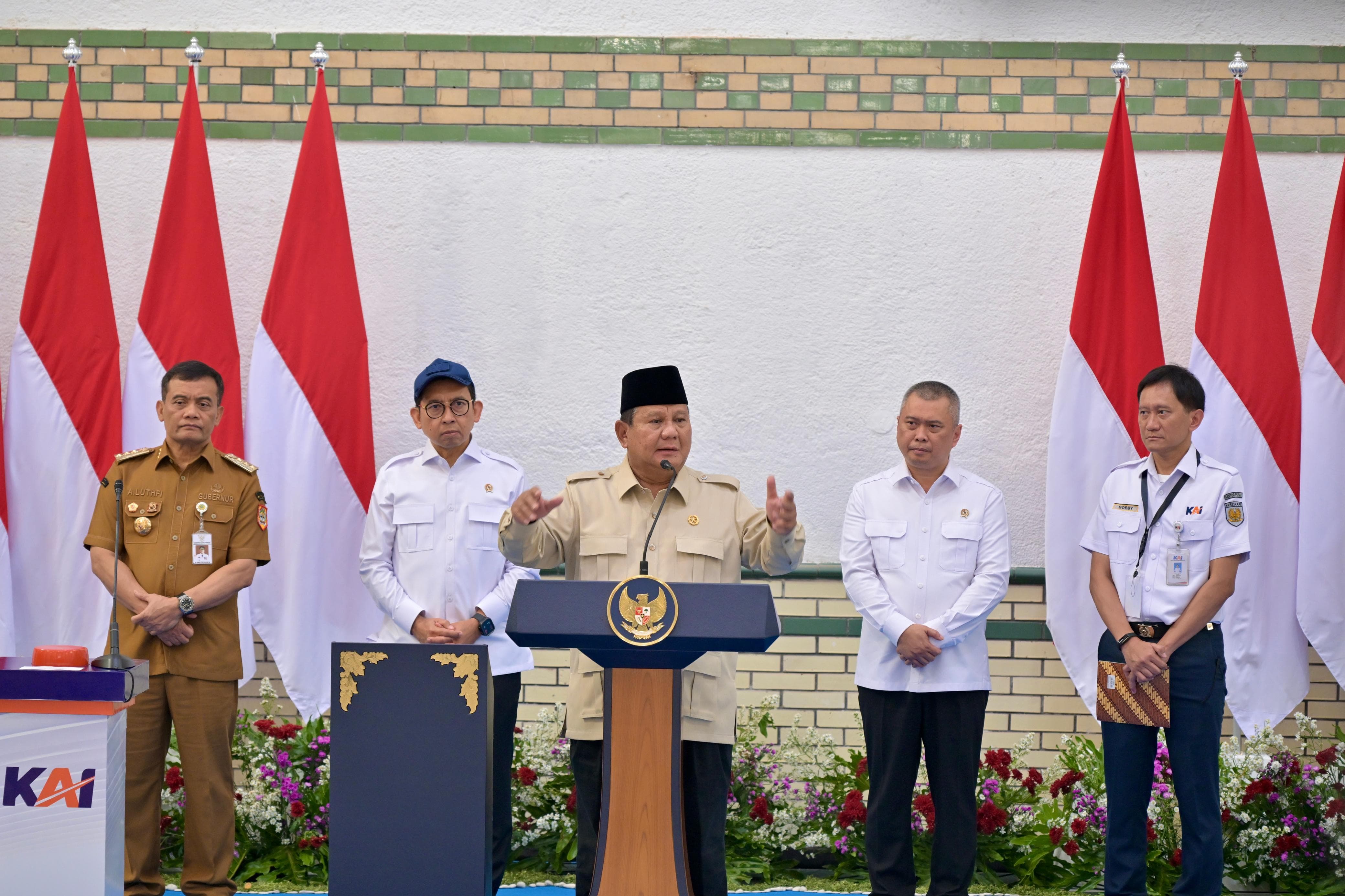 Prabowo: Kereta Api Instrumen Demokratisasi Ekonomi, Harus Layani Kota-Kota Kecil
