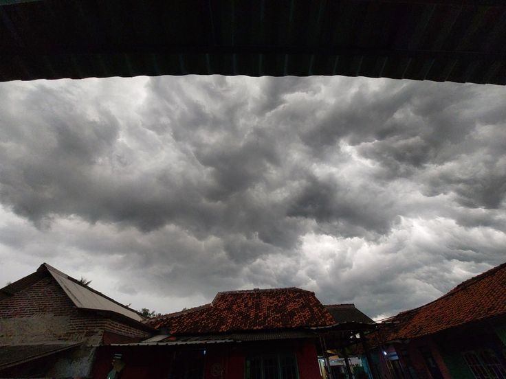 Prakiraan Cuaca Malang Raya 6 Desember: Dominasi Awan Tebal, Hujan Lokal, Lembap Sepanjang Hari