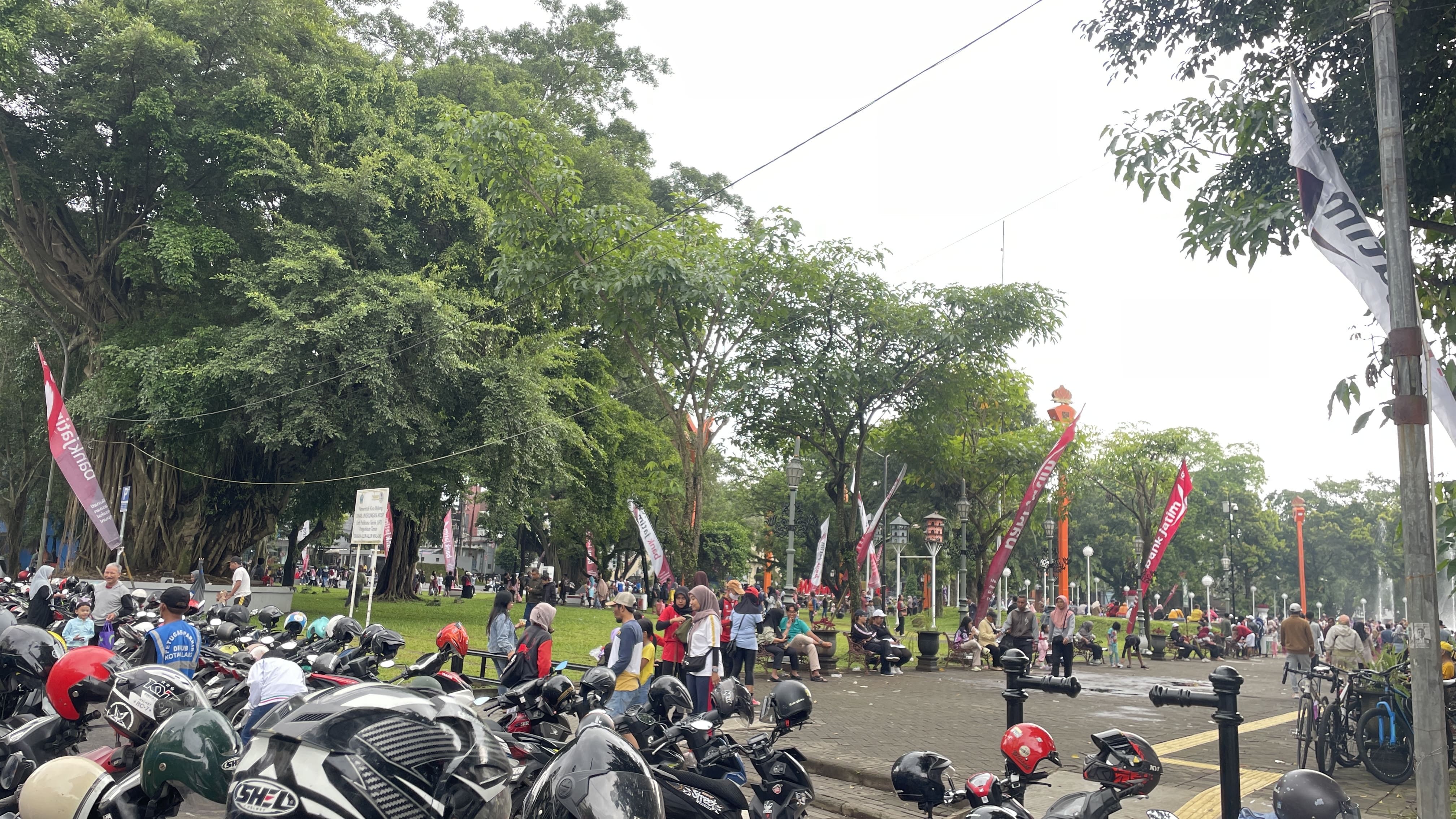 Warga Ramai Kunjungi Alun-Alun Kota Malang, Pilih Suasana Pagi Ketimbang CFD