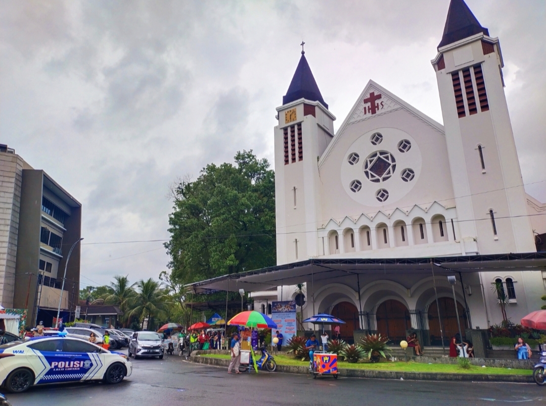 Meski Diguyur Hujan, Misa Natal di Gereja Katedral Ijen Berlangsung Khidmat