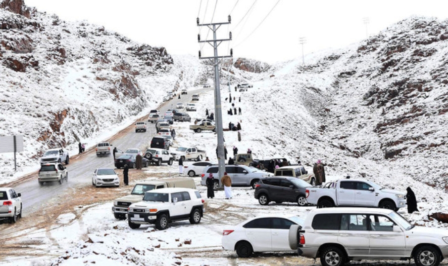 Wilayah Utara Arab Saudi yang Gersang Berubah Bersalju, Suhu Turun 4 Derajat