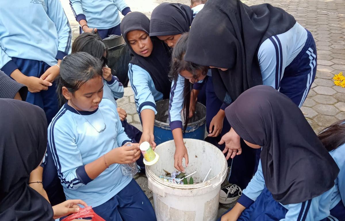 SDN Tlekung 02 Kota Batu Gencarkan Pemahaman Pemilahan Sampah ke Siswa