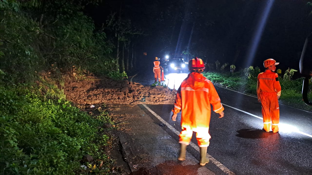 Hujan terus Menerus Akibatkan Tanah Longsor Jalur Batu-Kediri
