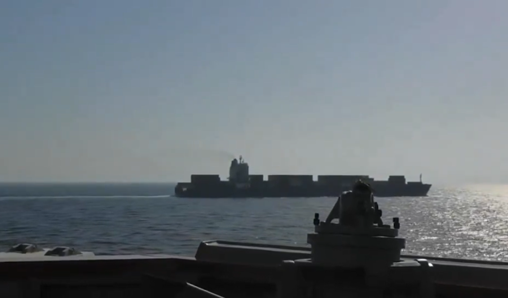 Kapal Perusak Angkatan Laut AS Tembaki dan Tahan Kapal Kargo Iran di Laut Arab