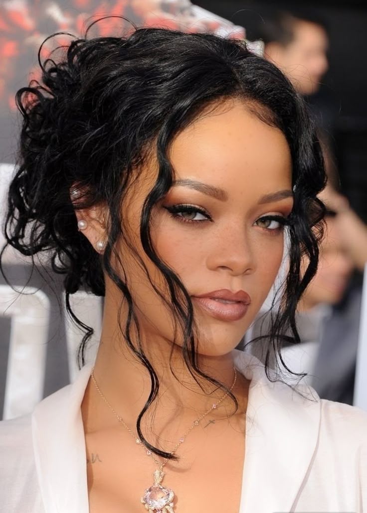 Rihanna Comeback, Bawa Lagu Baru Lewat Film Smurfs