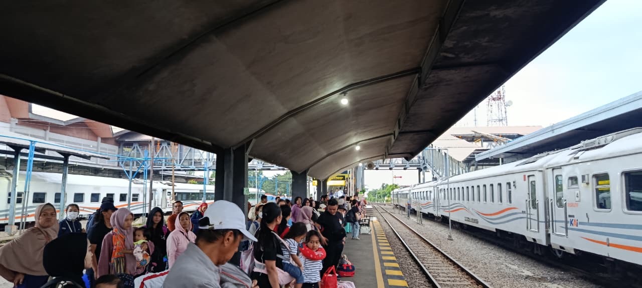 4.566 Penumpang Padati Stasiun Malang, Operasional KA Kembali Normal Jelang Long Weekend May Day