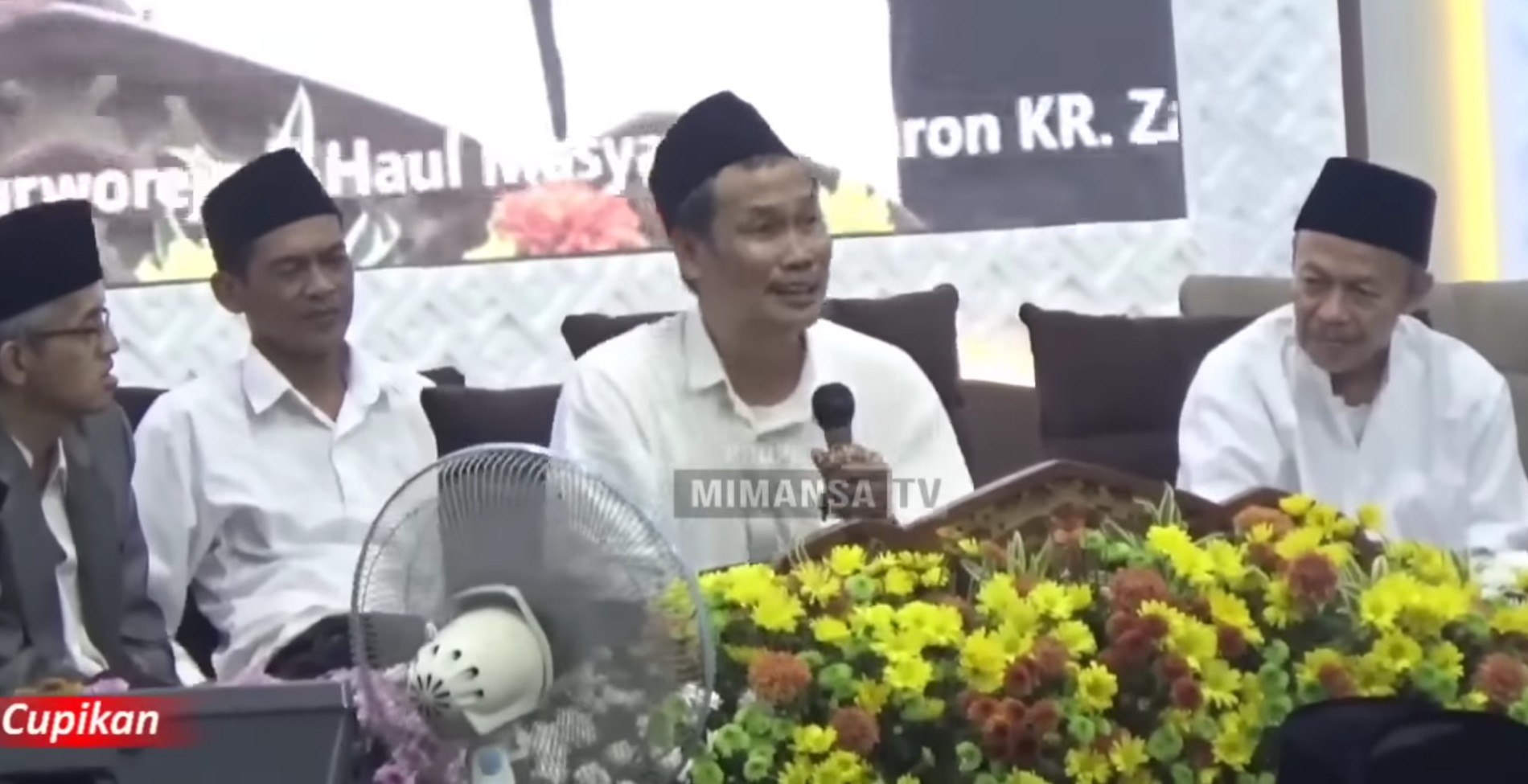 Gus Baha: Islam Bukan Milik Orang Arab, Ulama Besar Justru Banyak Lahir dari Non-Arab (1)