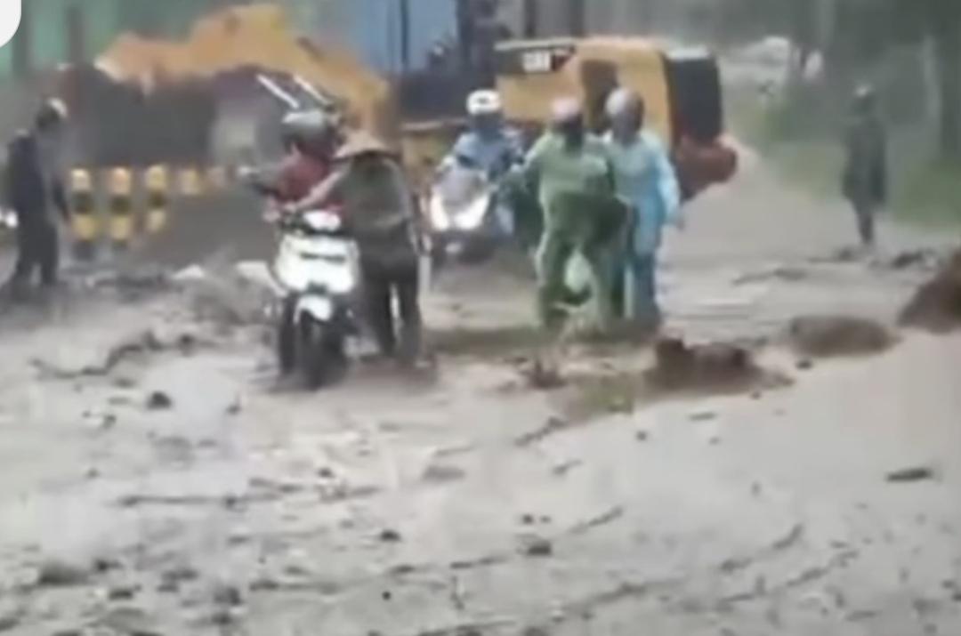Hujan Lebat Jumat Siang Berakibat Banjir dan Longsor di Sumberbrantas, Batu 