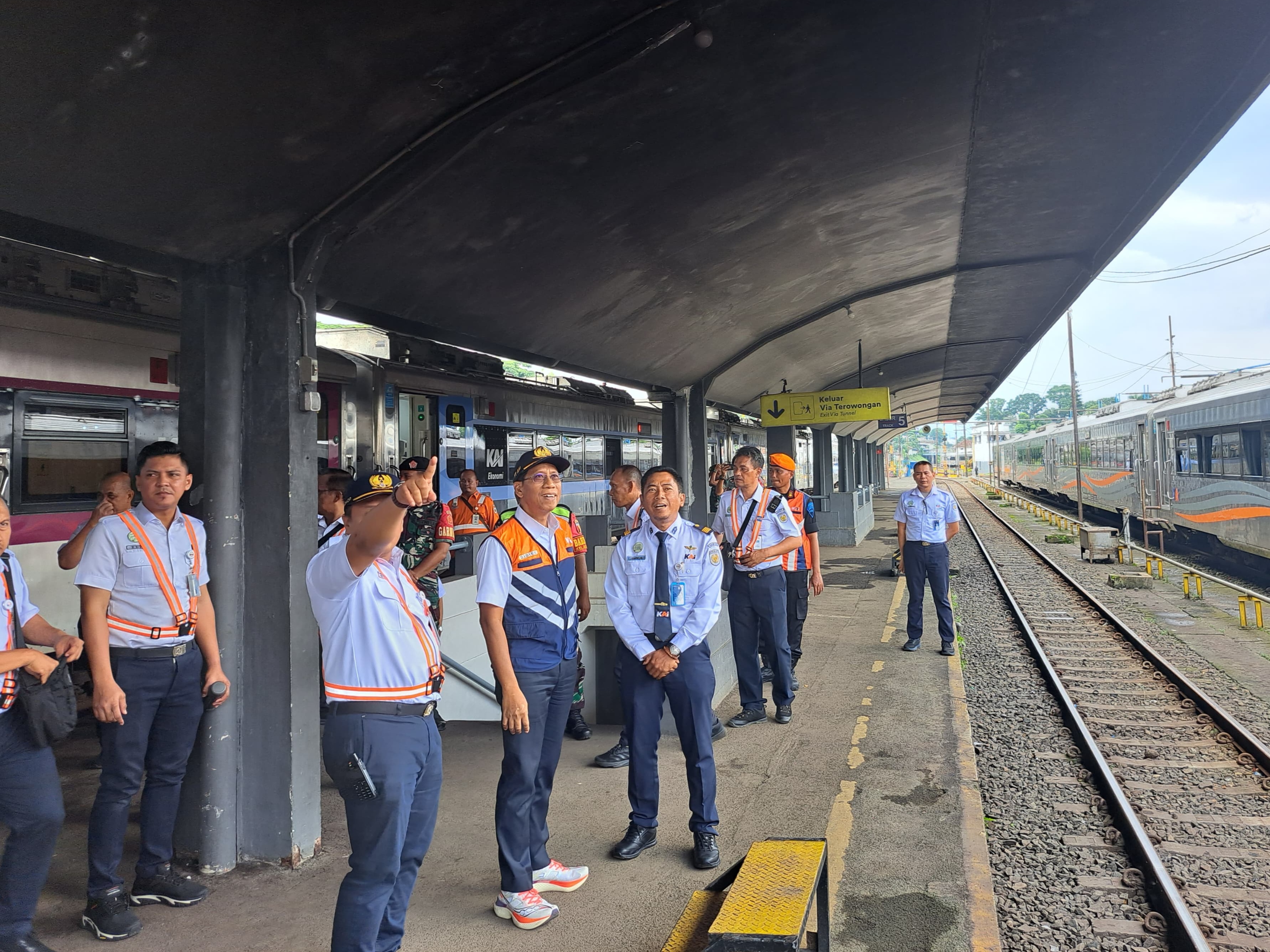 Inspeksi, Dirut KAI Puji Skybridge dan Kesiapan Stasiun Malang Layani Penumpang Saat Libur Nataru