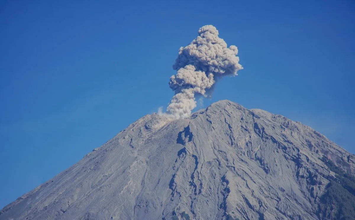Gunung Semeru Erupsi Lagi, PVMBG Tetapkan Status Waspada