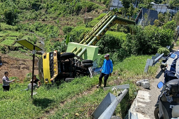 Truk Muatan Gavalum Terperosok di Jurang Susuh, Sopir Mengaku 'Nge-blank'