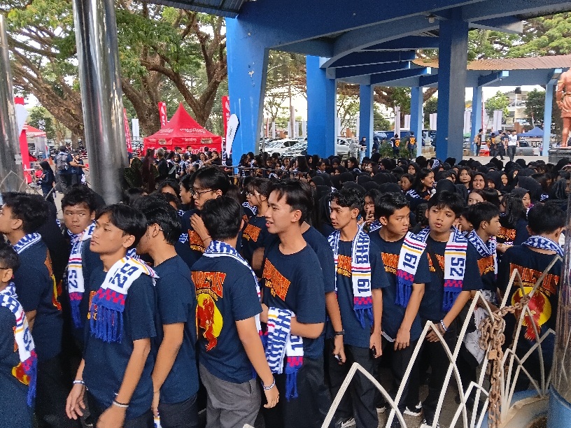 1.300 Suporter SMAN 3 Malang Bikin GOR Ken Arok Bergemuruh di Honda DBL