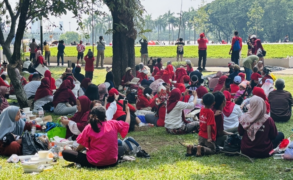 Emak-Emak Ada Yang Sampai Tidur di Stasiun Gambir untuk Ikuti Perayaan HUT ke-80 RI