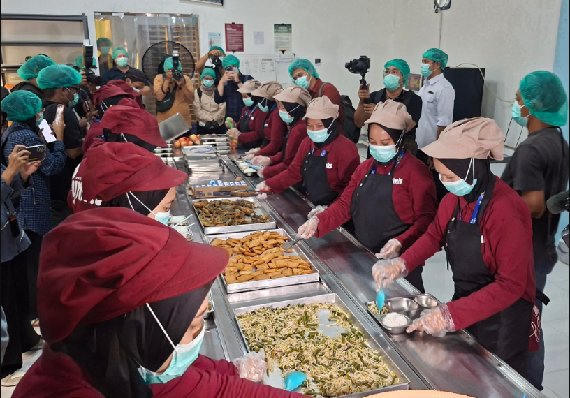 BGN Larang Menu Pedas di Paket MBG Kering maupun Basah selama Ramadan, SPPG Paparkan Alasannya