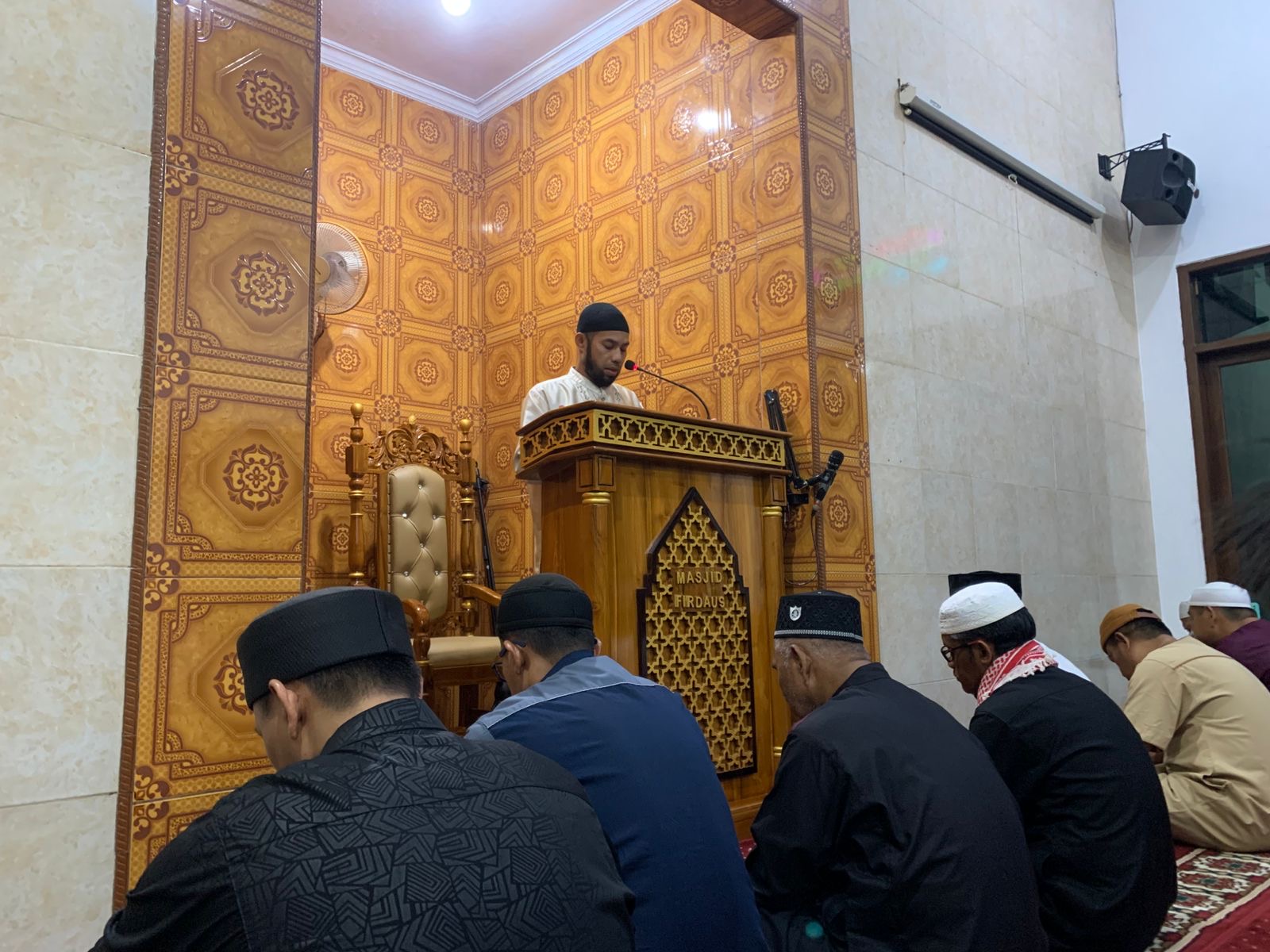 Tarawih Malam ke-8, Ceramah di Masjid Al Firdaus Tekankan Keikhlasan Beribadah