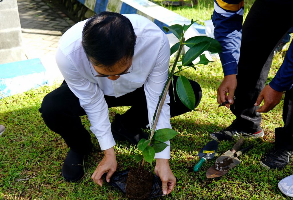 UM Tanam Pohon Buah Peringati Hari Bumi 2025, Teguhkan Komitmen Menuju Kampus Hijau
