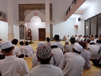 Masjid Al Farabi UWG Malang Peringati Nuzulul Quran 1446 H dengan Santunan Anak Yatim dan Tausiah Keislaman