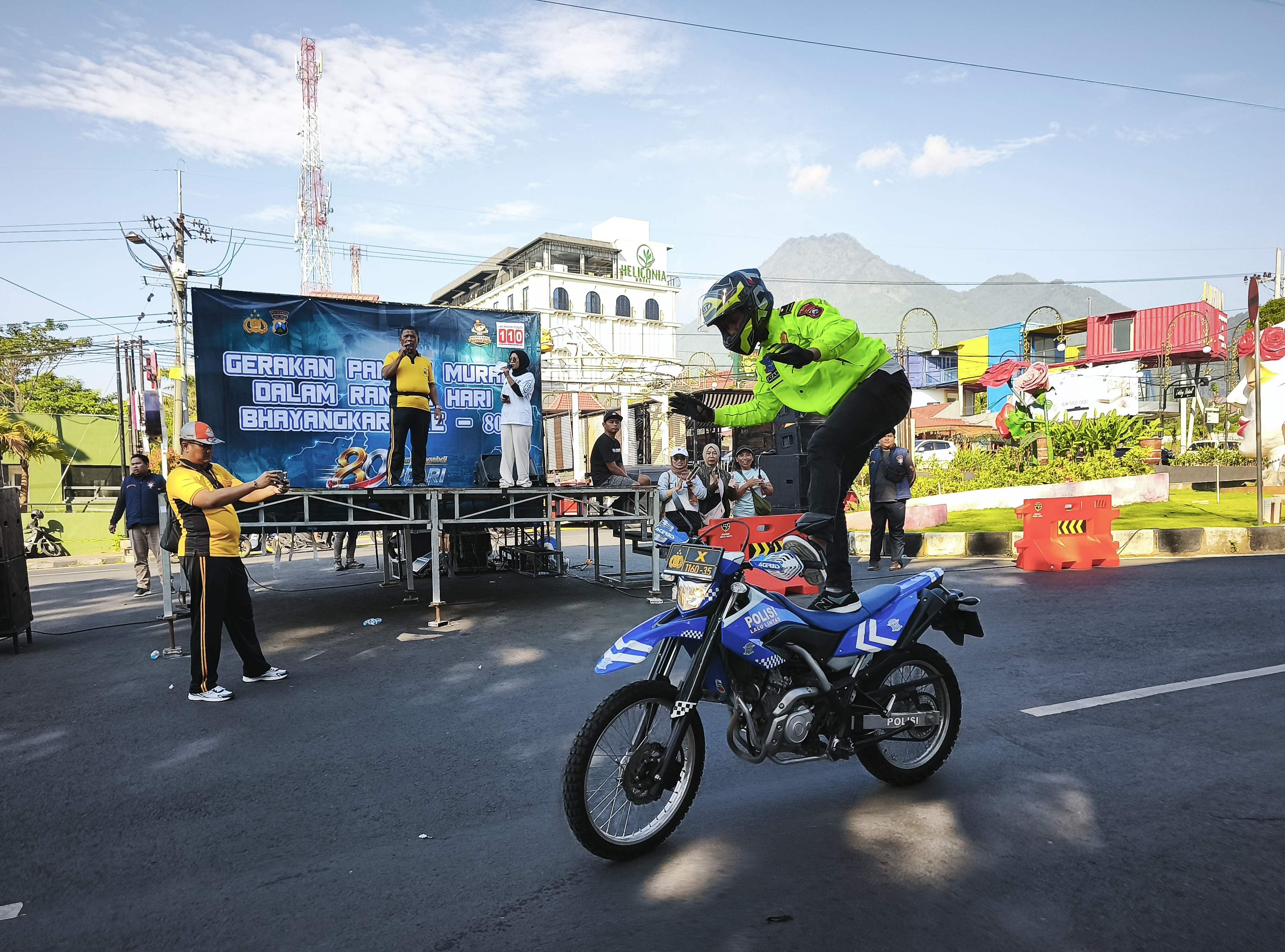 Sambut Hari Bhayangkara ke-80, Polres Batu Turun ke Jalan di CFD Sultan Agung 