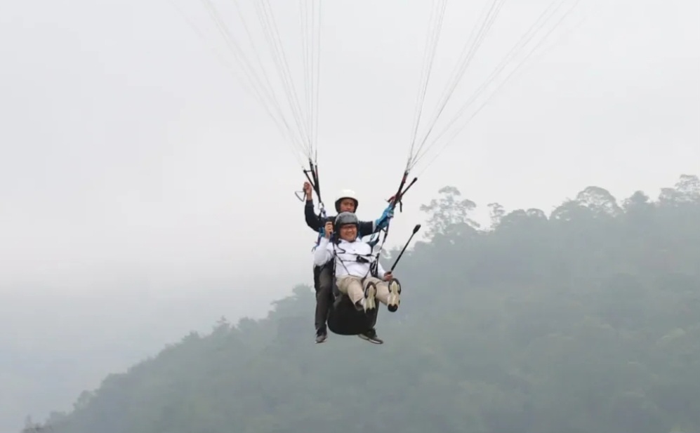 Mau Lihat Kota Batu dengan Cara Ekstrem? Yuk, Cobain Tandem Paralayang. Dijamin Seru!