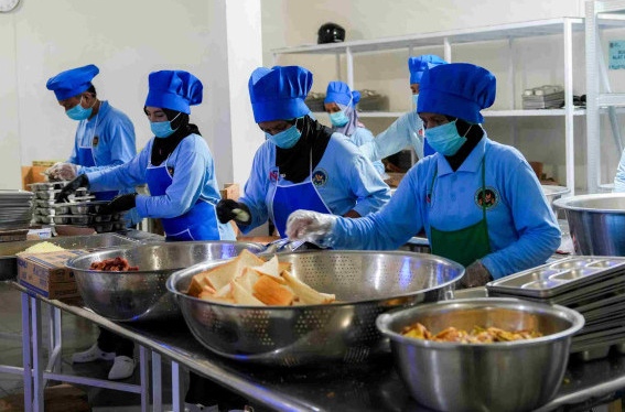 Menkes Janji 'Pasang Badan' Kawal Pengawasan Program MBG, SLHS Dapur SPPG Diketati