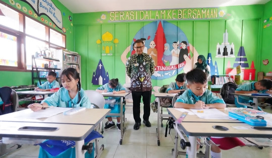 Bagi-bagi Susu Lagi, Pj Wali Kota Baru Juga Motivasi Siswa yang Sedang Ujian