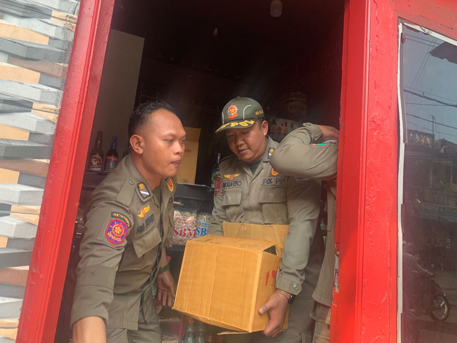 Satpol PP Kota Malang Amankan 260 Botol Miras Ilegal dari 2 Toko di Jalan Muharto