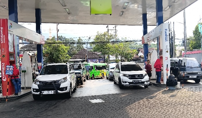 Isu Kenaikan Harga BBM 1 April 2026 Picu Antrean di SPBU di Kota Batu