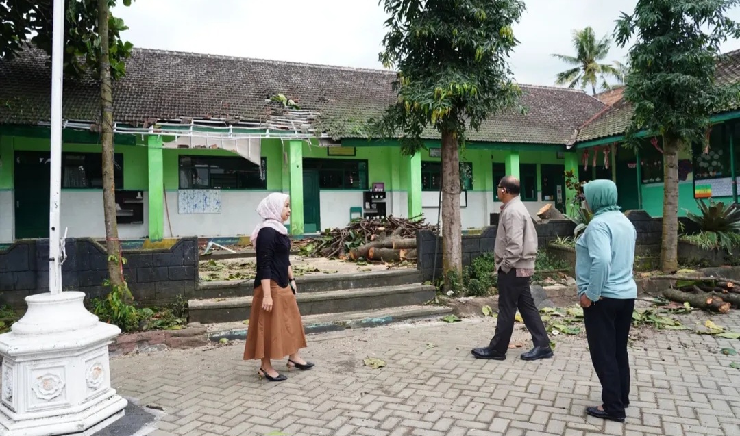 Dua Kelas Rusak Ditimpa Pohon Tumbang, Kepala SDN Dadaprejo 01 Berharap Pemkot Segera Memperbaiki