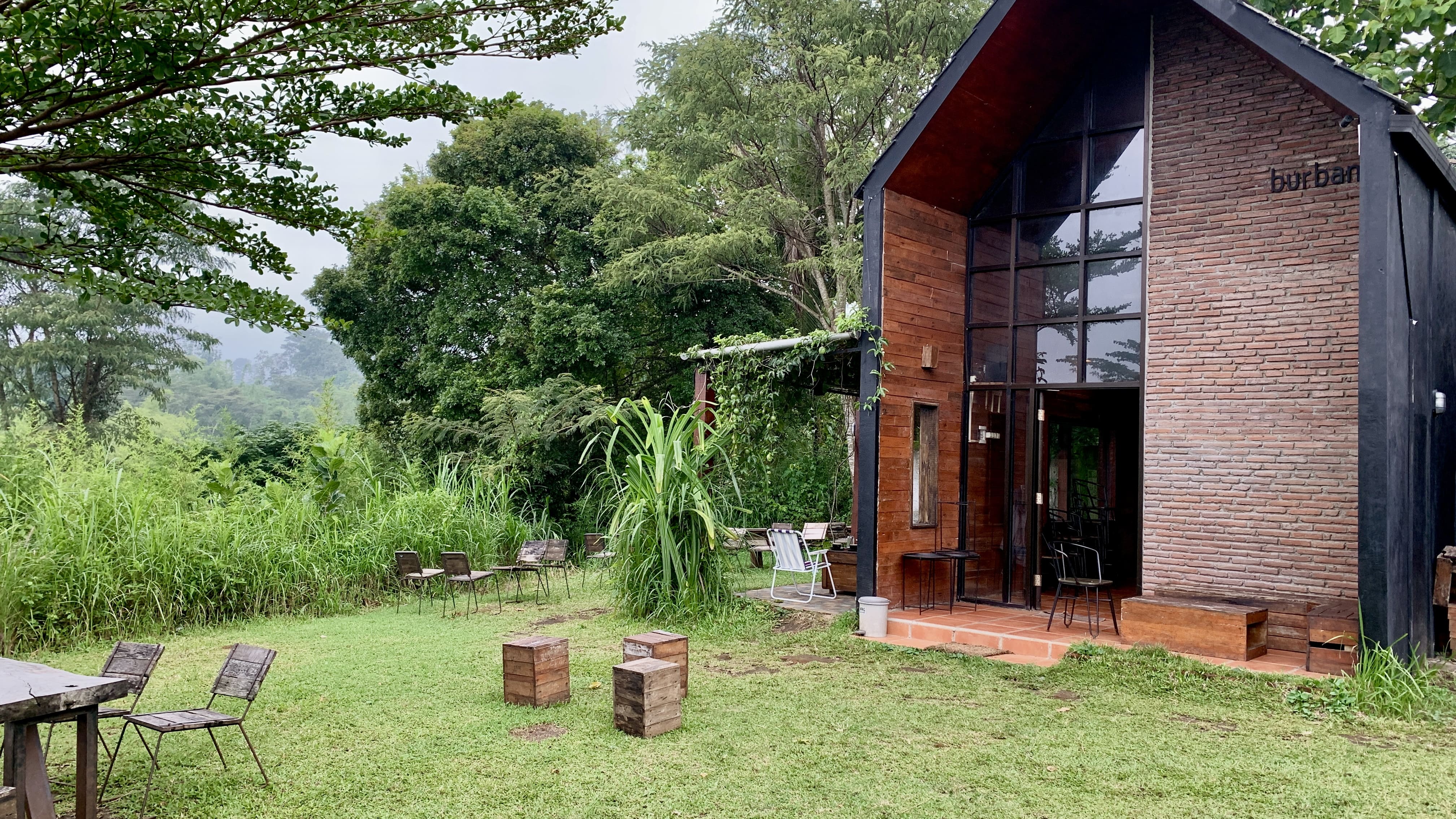 Menepi ke Burbank Coffee, Menikmati Hening di Tengah Rimbunnya Hutan Dau