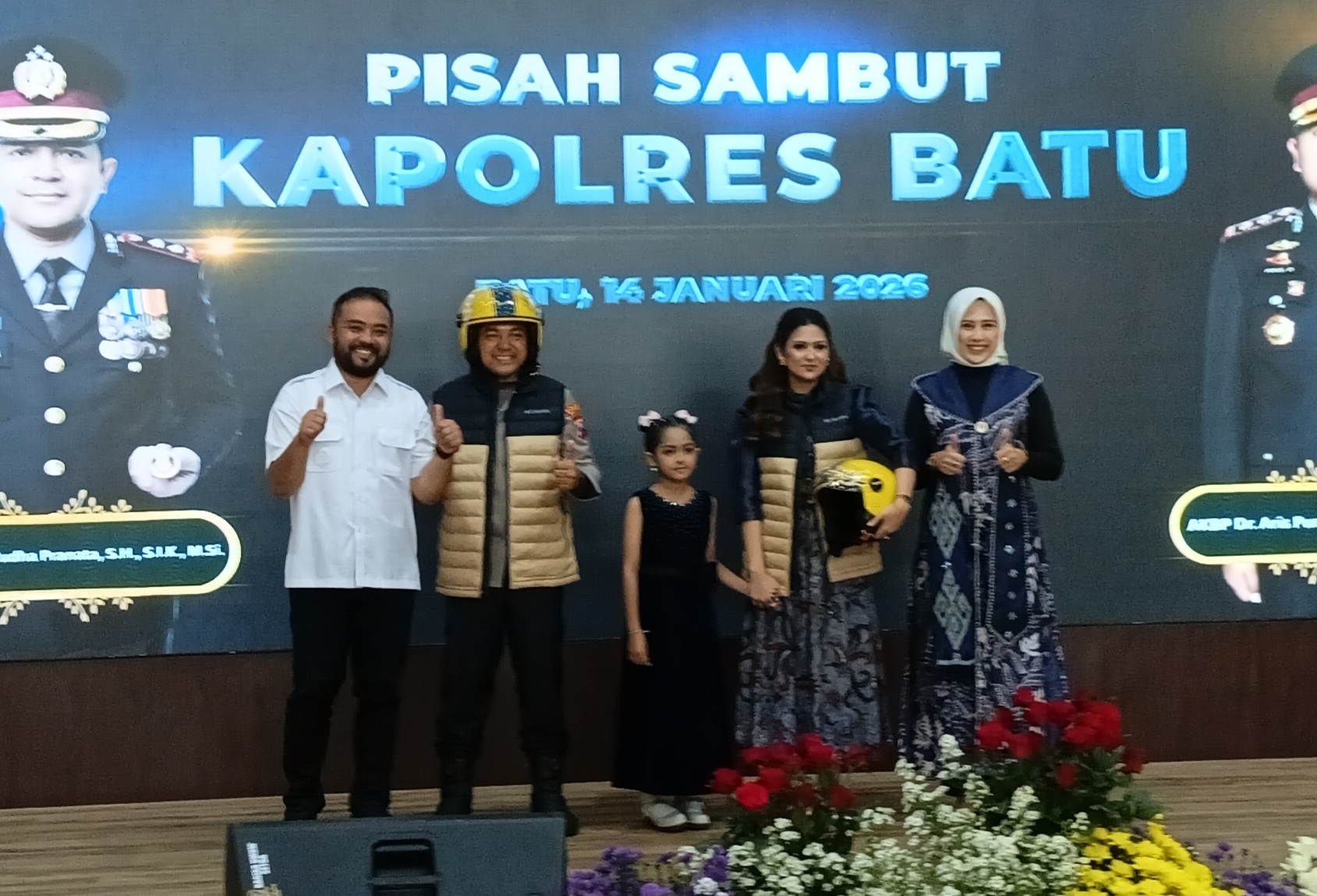 Wali Kota Batu dan Wakil Hadiahi Jaket-Helm Riders kepada AKBP Andi Yuda Pranata